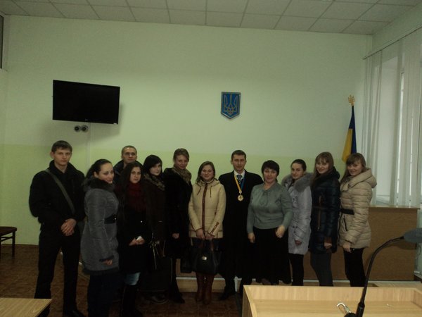Студенти 21-м групи та суддя Уманського міськрайонного суду Черкаської області Гончарук Василь Миколайович